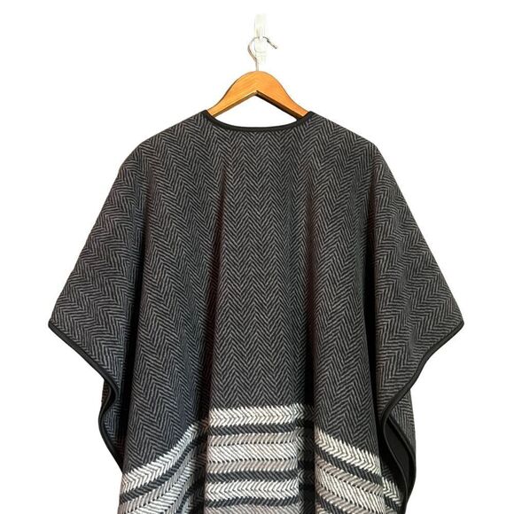 Nicole Miller fleece poncho. One size - Picture 6 of 8